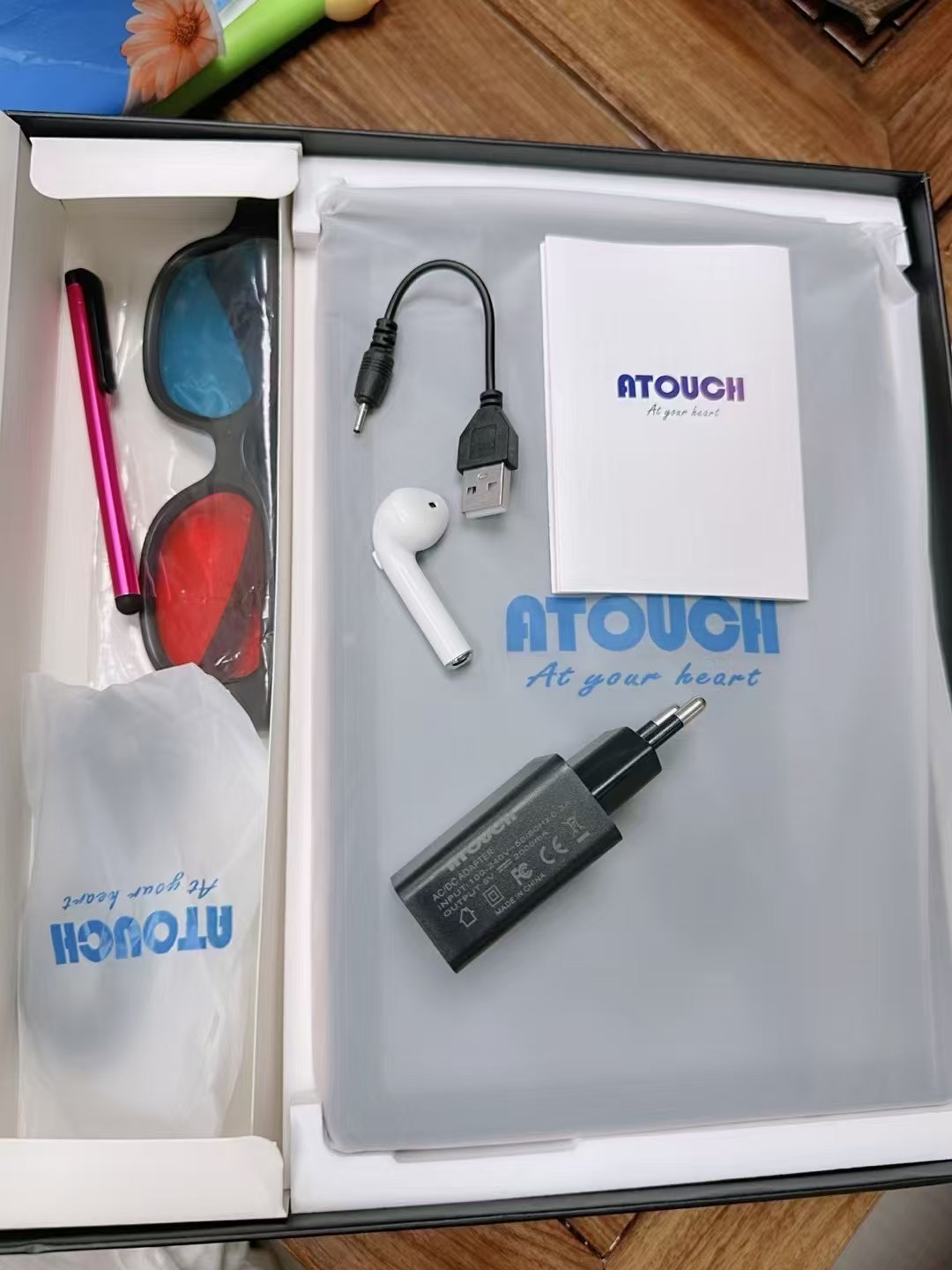 Wholesale ATOUCH A105 MAX 10.1 Inch MTK Android Tablet 1.7GHZ Octa Core 2 In 1 Tablet PC Laptop For Business